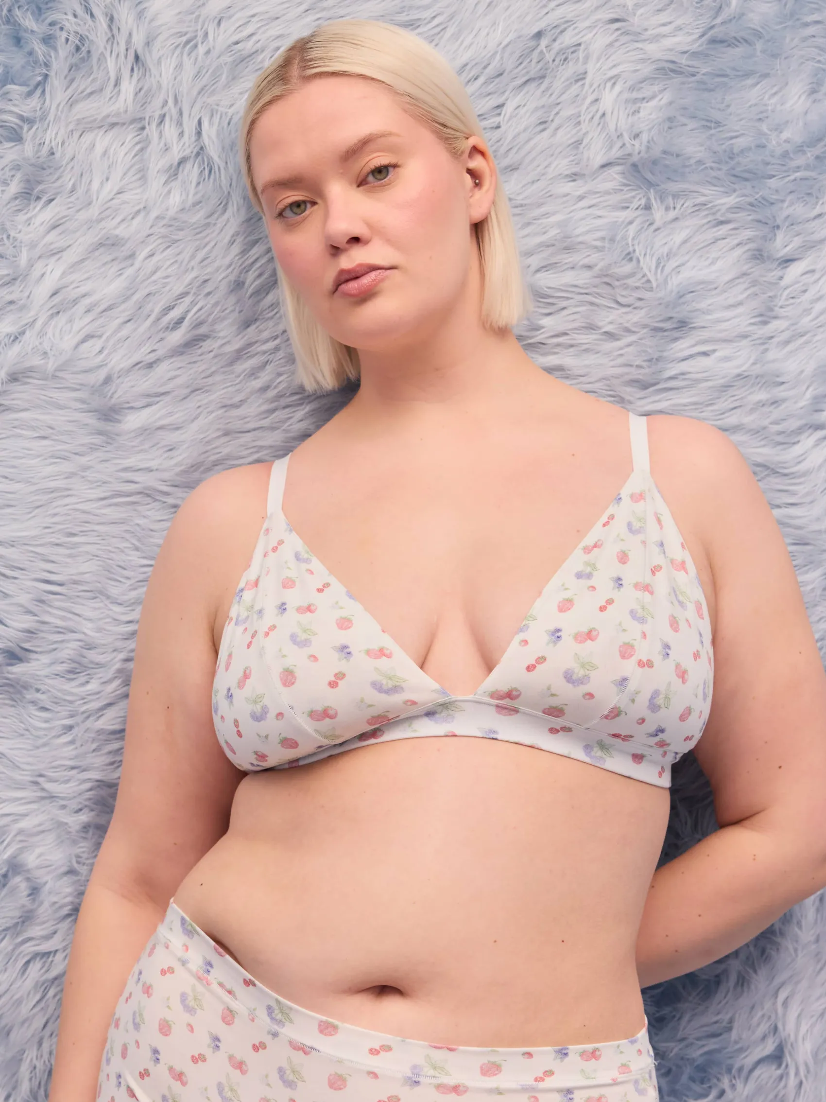 Online Djerf Avenue Go Close Triangle Bralette Summer Berries