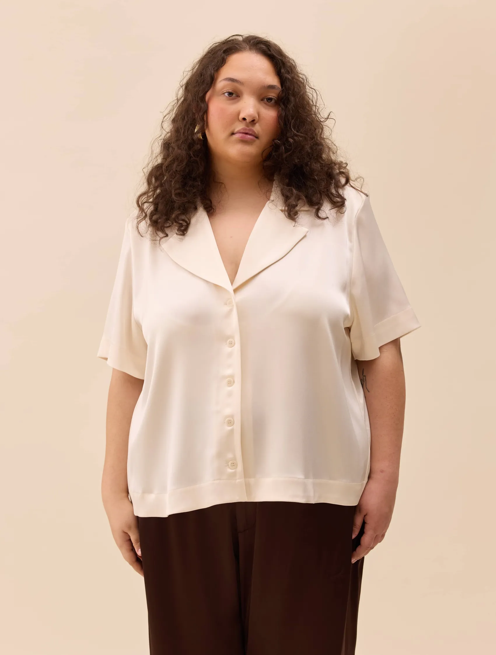 Outlet Djerf Avenue Satin Short Sleeve Blouse Ivory